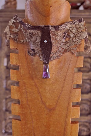 Collier de dentelle de Calais marron et or antique, cuir façonné et cristal vitrail